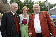 Ex-Mdl  und Wiesnstadtrat Hermann Memmel, Wirtin Antje Schneider, Stadtrat Helmut Schmid (©Foto: Ingrid Grossmann)